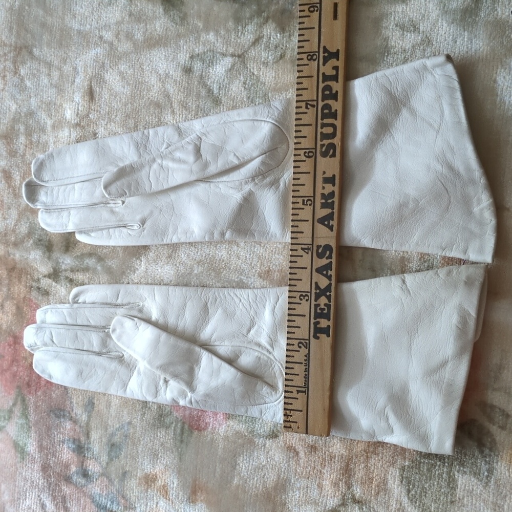 Leather gloves